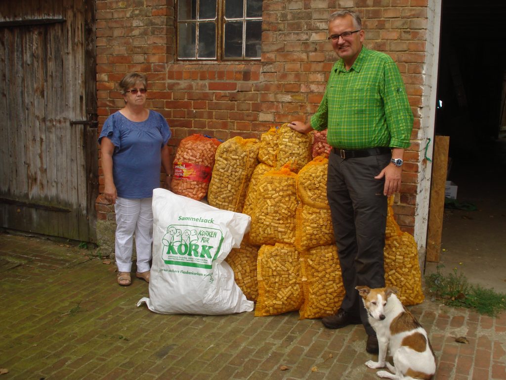Jäger Oliver Brandt übergibt Dorothe Meyer 25 Kartoffelsäcke mit Korken für die Diakonie Kork. Foto: Oliver Brandt