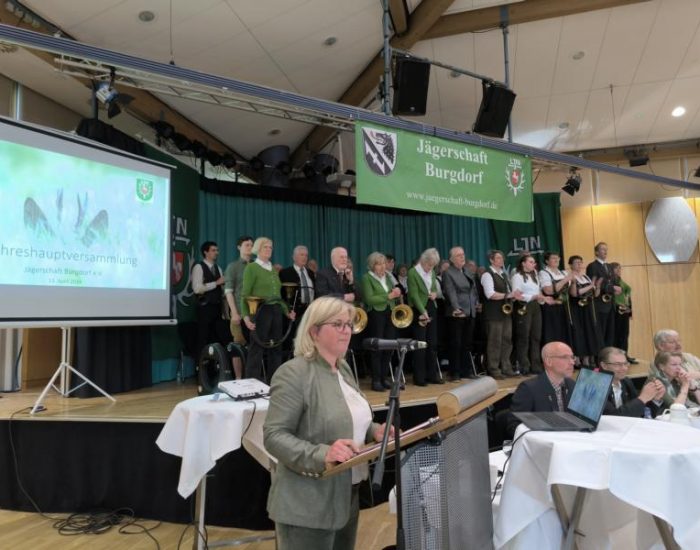 Susanne Baum, Vorsitzende der Jägerschaft Burgdorf, begrüßt Mitglieder und Ehrengäste
