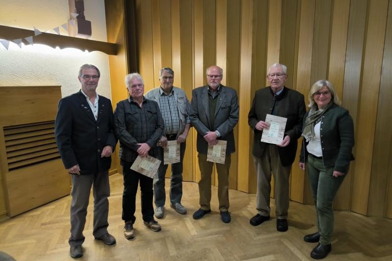 K800_Bild 4 Ehrenmitglieder zusammen mit Susanne Baum und Ulf Schärling Ehrenmitglieder zusammen mit Susanne Baum und Ulf Schärling